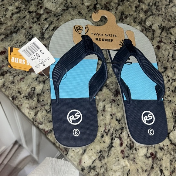 Boys size 3 new Flip Flop Sandals / Built for comfort & quality - Picture 2 of 3
